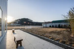 넓은 야외마당이 있는 자연친화 카페 OMONA